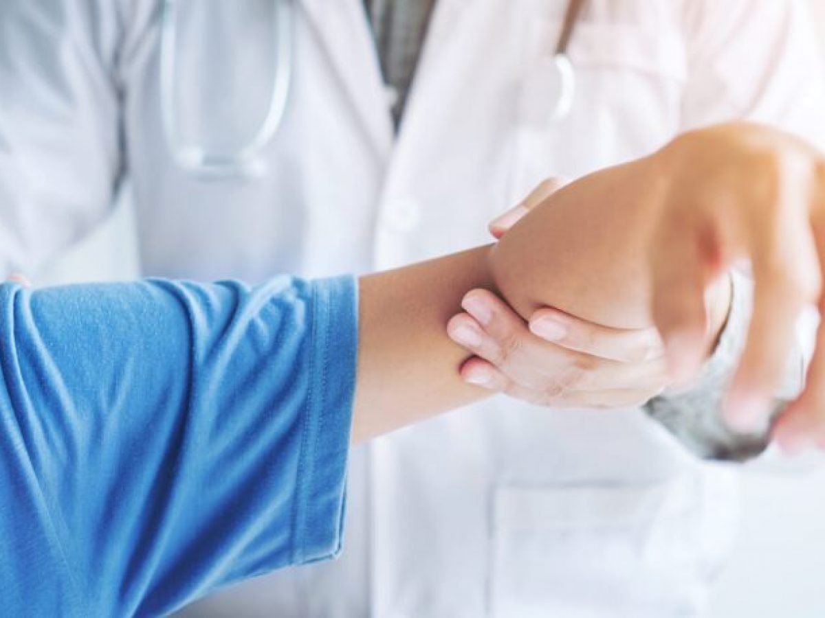 shoulder-pain-patient-with-doctor-1200x900